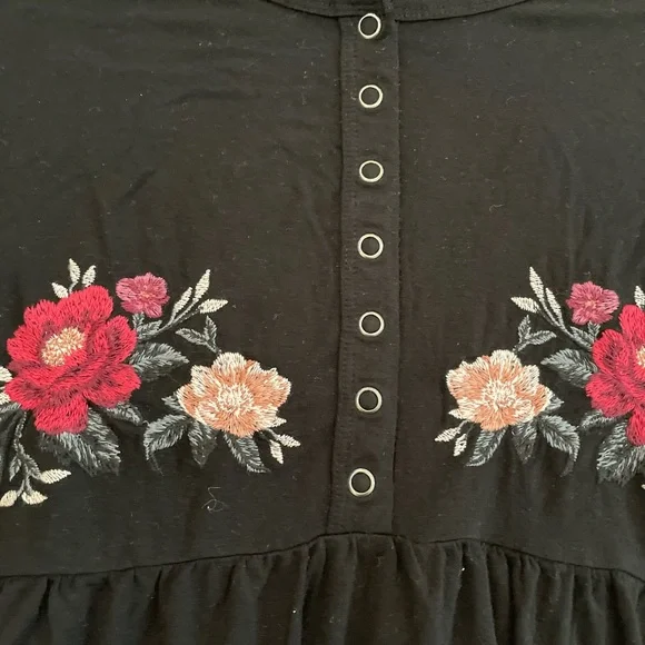 American Eagle soft and sexy shirt, black with flowers, size xs woman’s - Picture 3 of 5